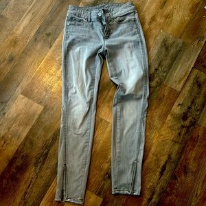 selling because don’t fit anymore. skinny gray jeans. no rips. the skinny ankle.